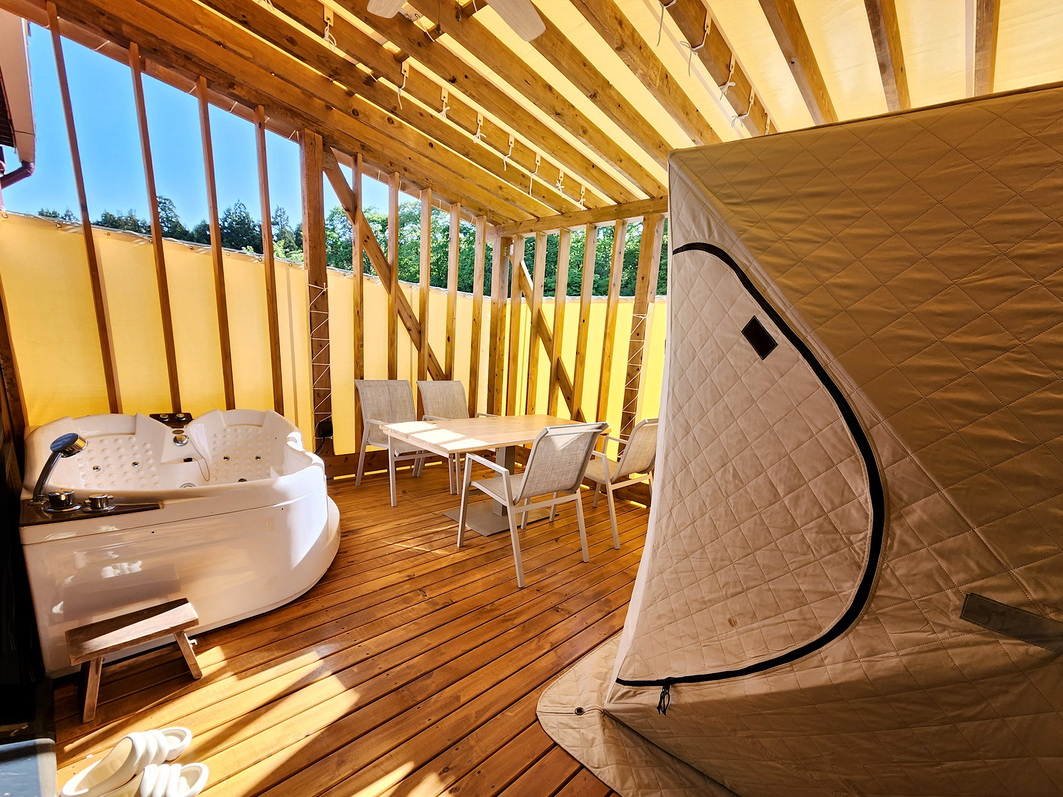 半露天風呂、テントサウナ、BBQスペース付きのテラス