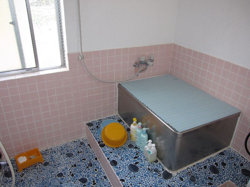 Main store bath (2nd floor) 2