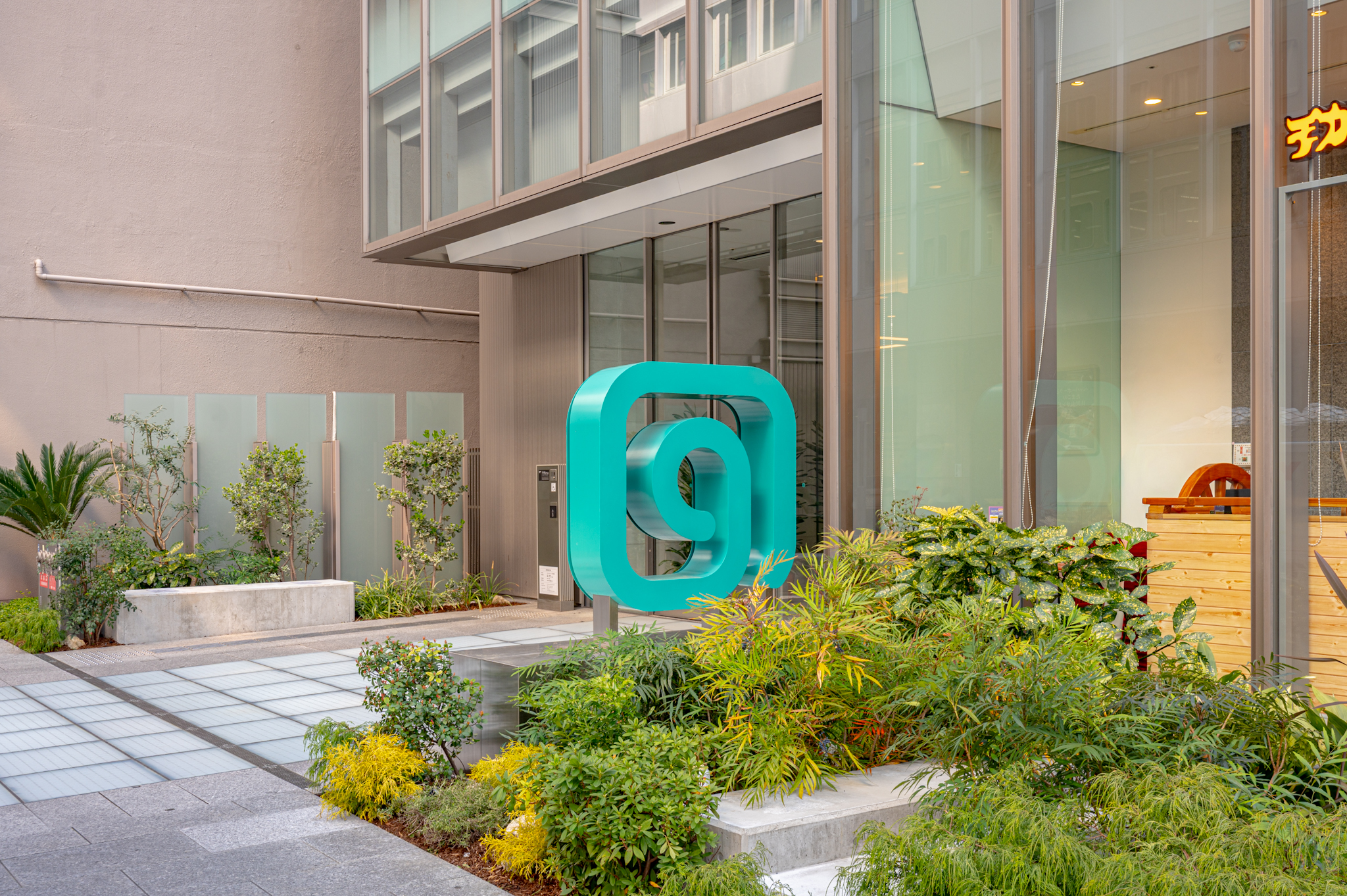 隣接にコメダ珈琲 淀屋橋南店がございます