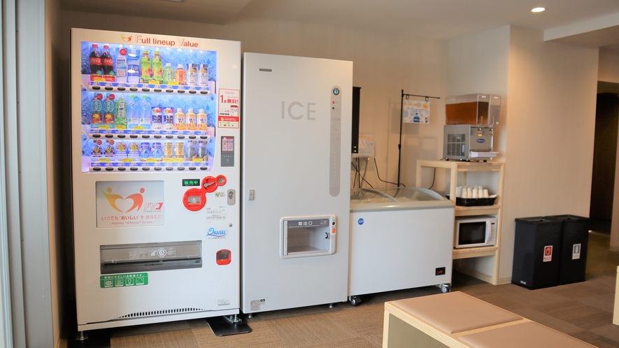 【湯上がり処】自動販売機、製氷機、電子レンジ、ドリンクサーバーをご用意。