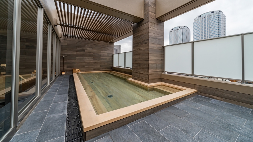 【和風露天風呂】最上階の大浴場は開放感たっぷり。