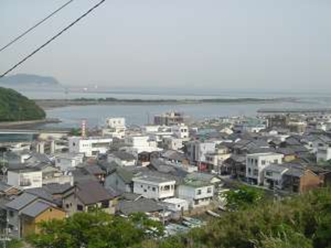 旧軍道から見た由良の町並み。成ヶ島に守られた天然漁港です