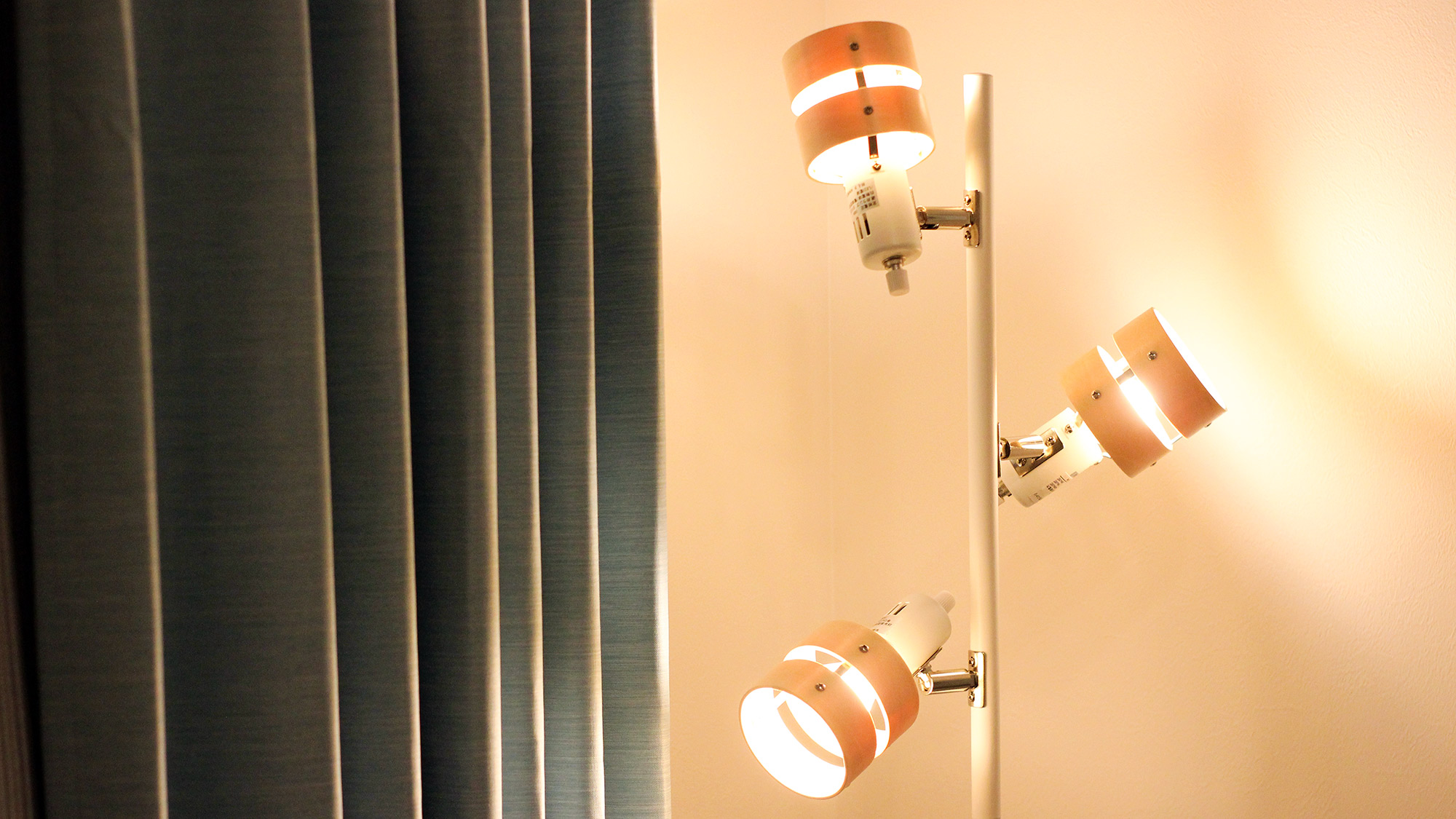 ・【スタンドライト】夜は温かな光で、リラックスしてお過ごしください