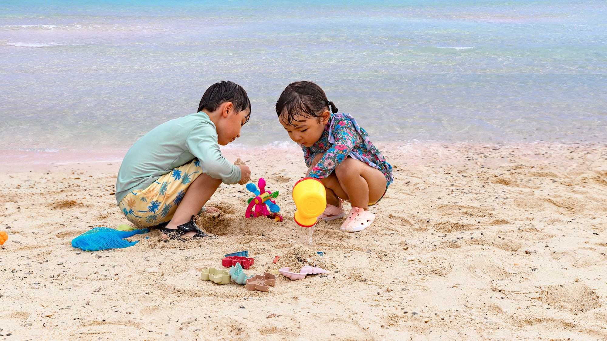 ・【周辺】砂浜で家族と砂遊び。 笑顔あふれる、とびきりの思い出作りに最適です