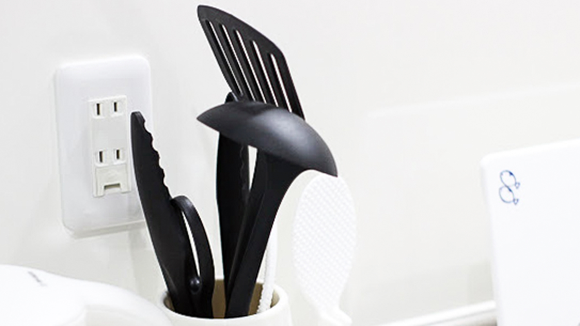 ・【キッチン】フライ返しやお玉などのキッチンツールも揃っています