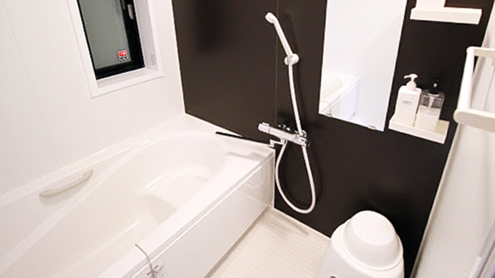 ・【バスルーム】広々とした浴槽付き。手足を伸ばしてゆっくりとお寛ぎください