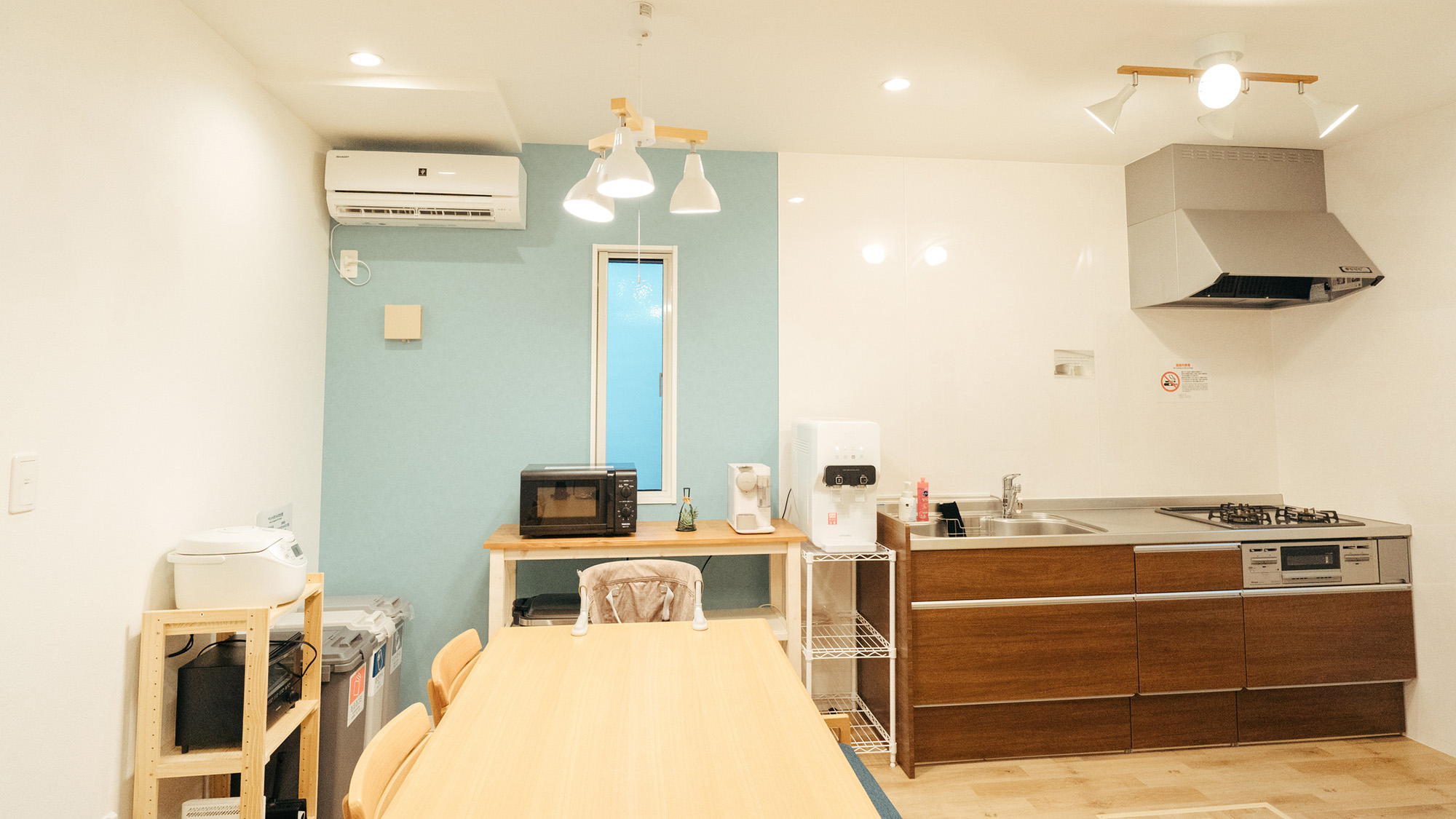 ・【キッチン】広々としたスペースにガスコンロが3口あり、存分に料理を楽しめます