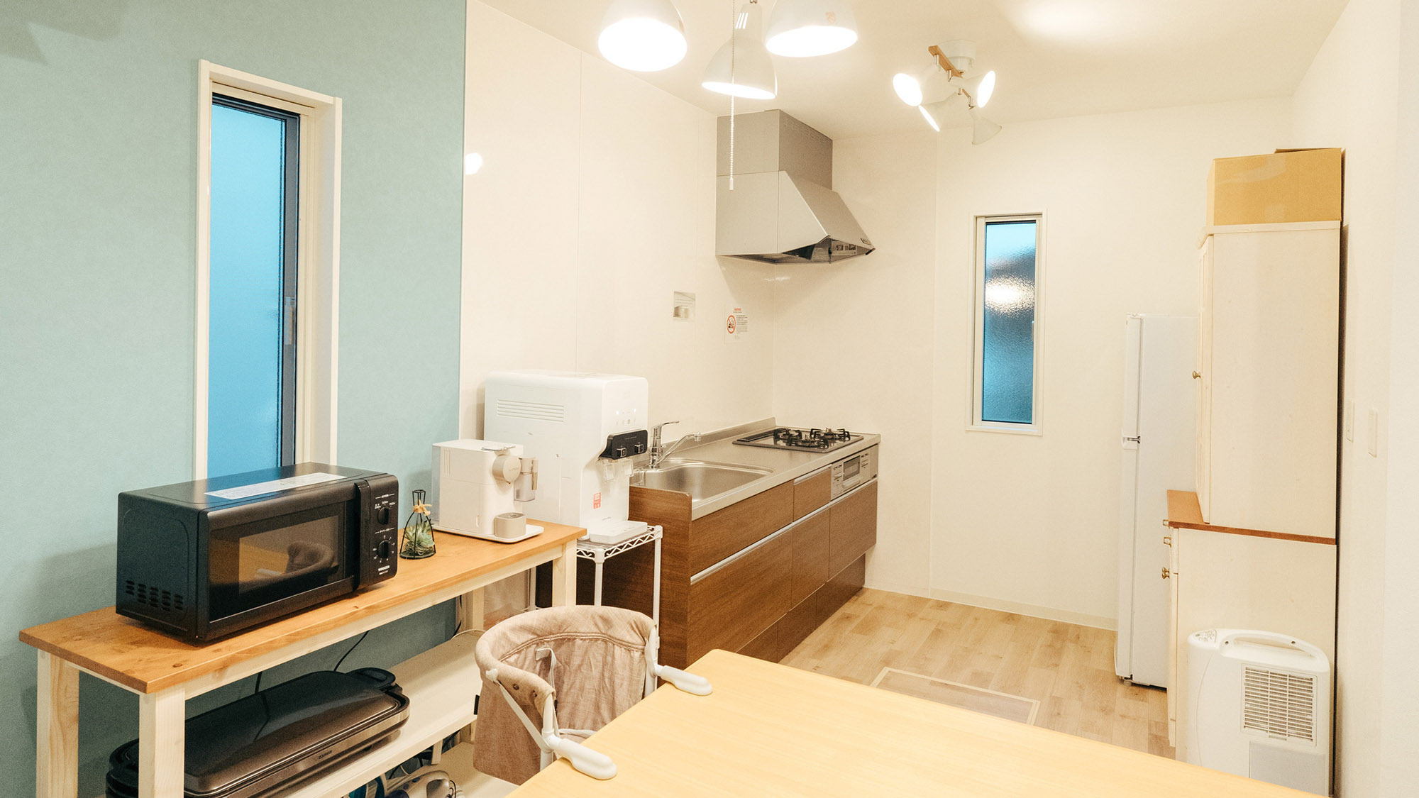 ・【キッチン】テーブルの奥には、ベビーチェアを完備。小さなお子様連れも安心です