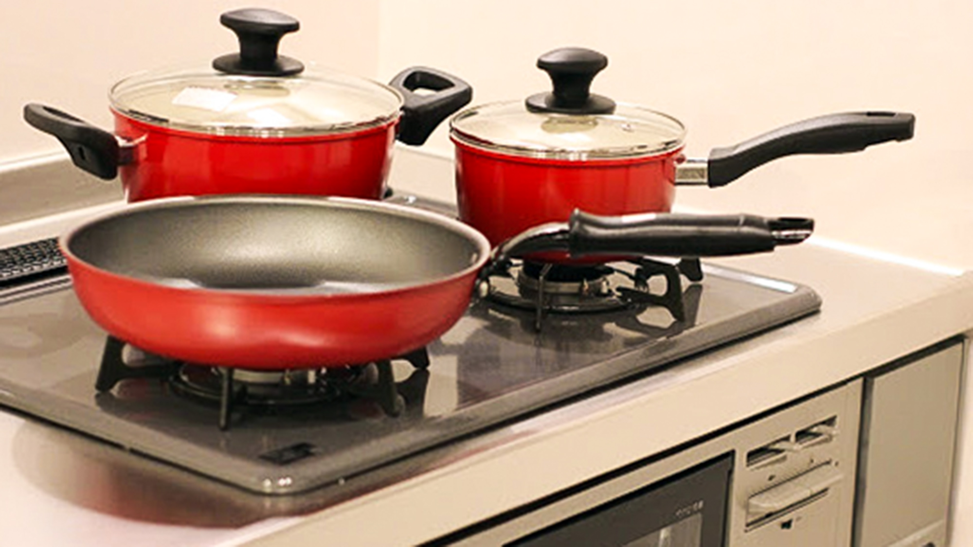 ・【キッチン】フライパンやお鍋を完備。コンロが3口あるので、旅先でも本格的な料理が楽しめます