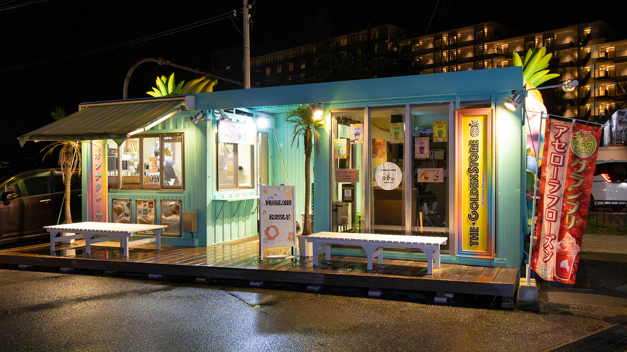 ・【周辺】沖縄県産黒糖を使用したクレープが味わえる「THE GOLDEN STORE」は徒歩約10分