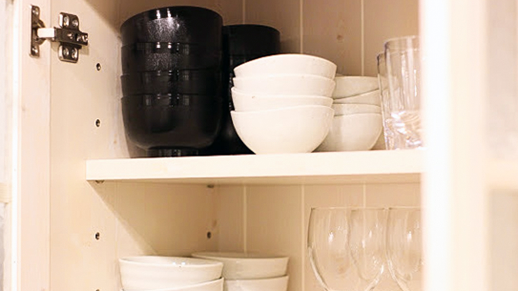 ・【キッチン】人数分の同じ食器を完備。料理の取り分けも楽々です