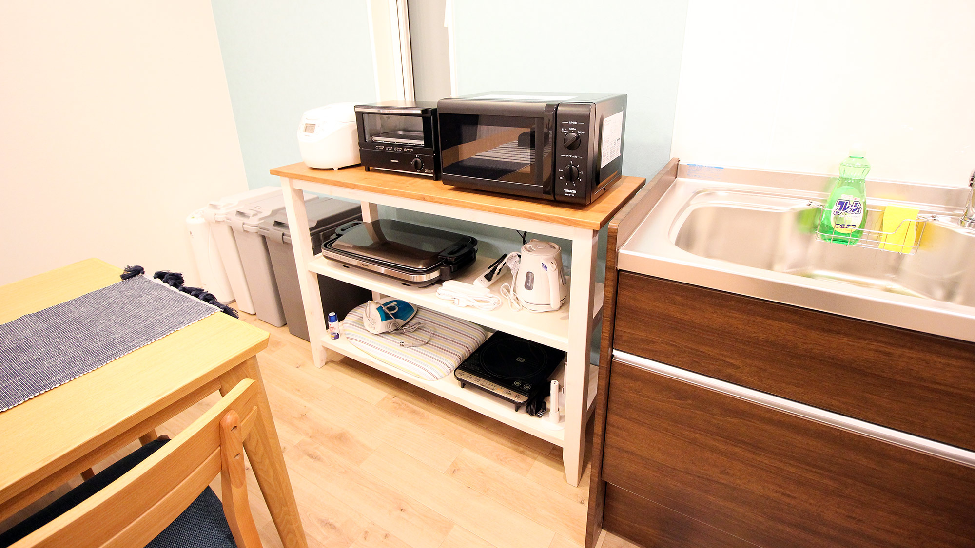 ・【キッチン】調理家電、ゴミ箱を完備。分別にご協力をお願いいたします