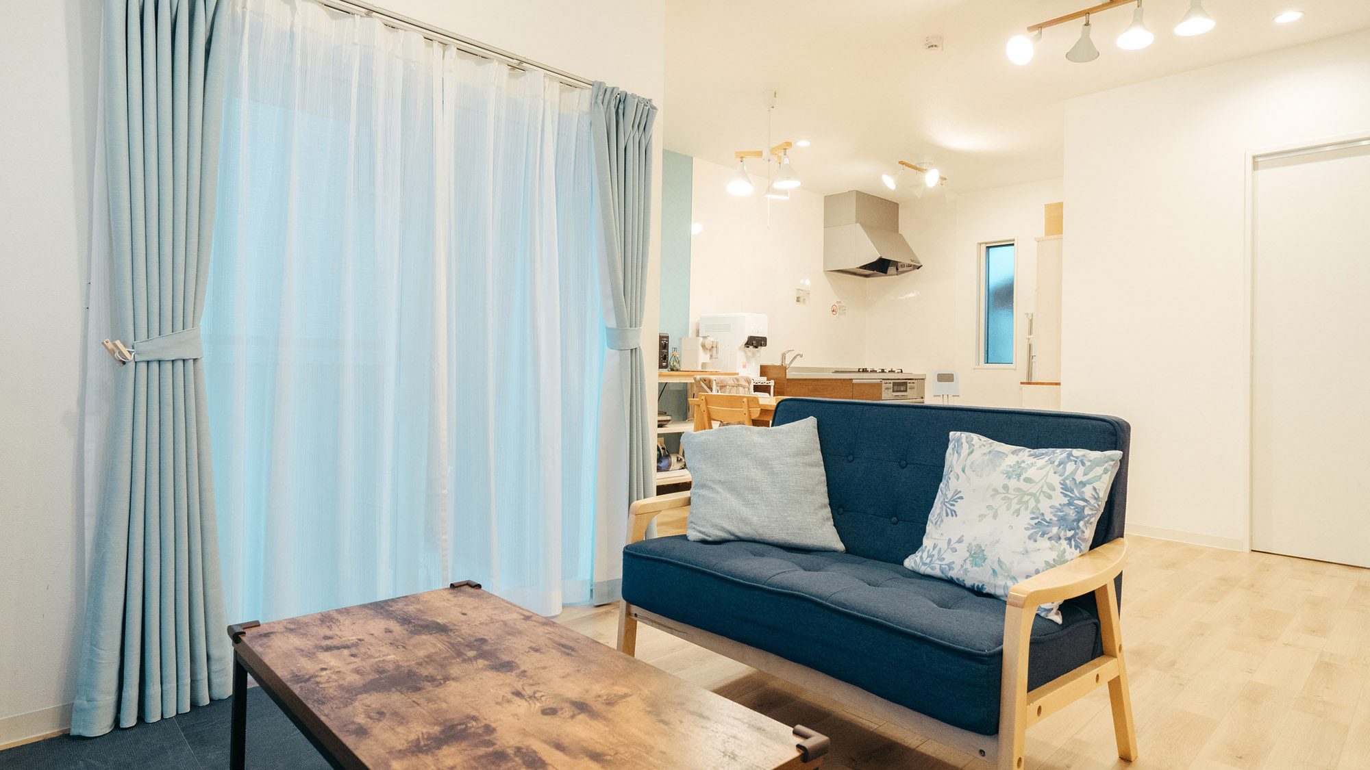 ・【リビング】テーブルに、コーナーガードを完備。小さなお子様連れも安心のお部屋です