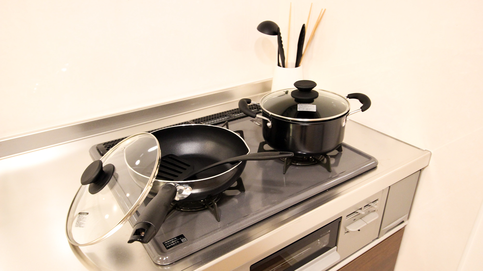 ・【キッチン】フライパンやお鍋を完備。お料理に合わせて調理器具をお選びください