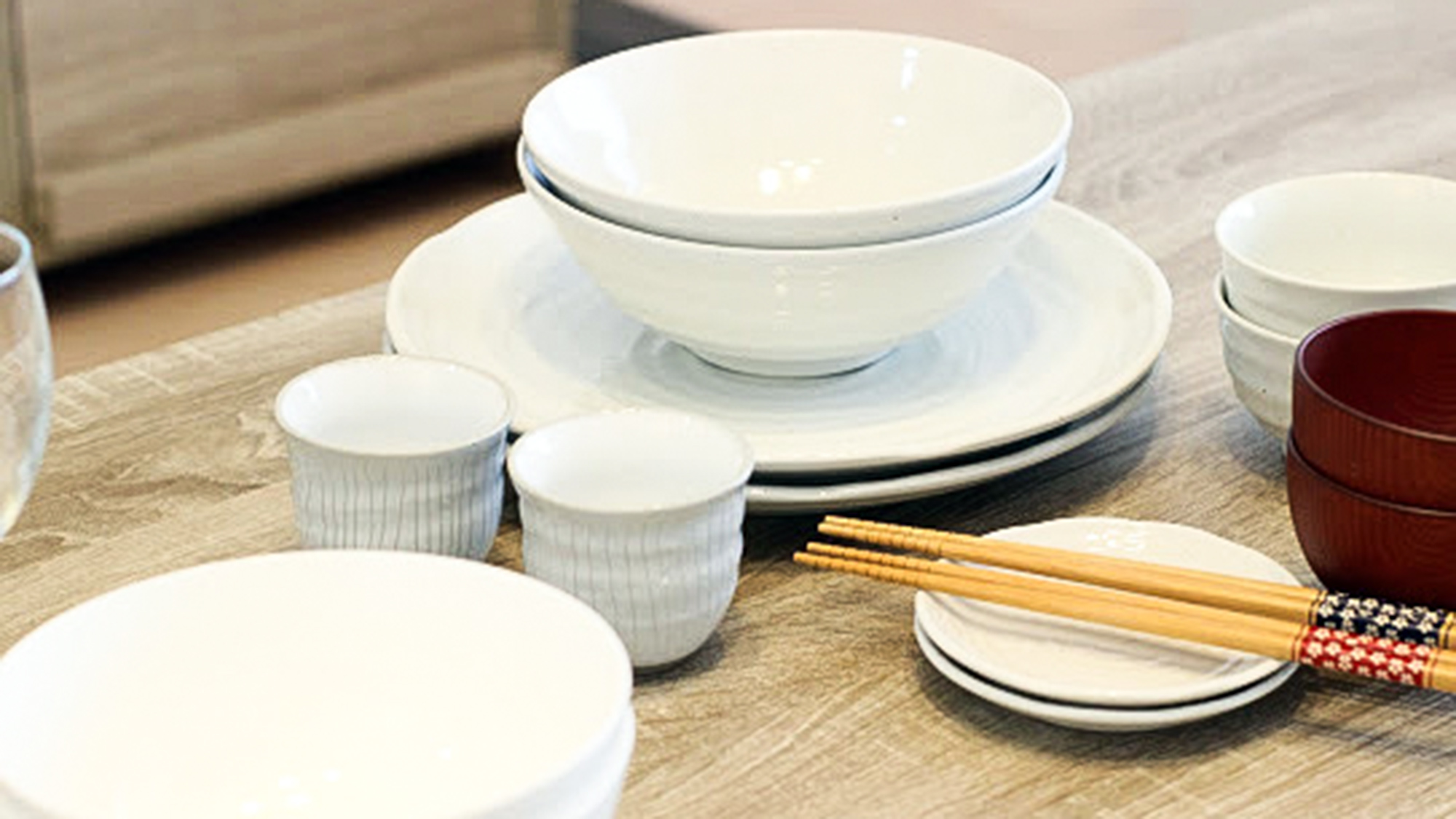 ・【食器】お茶碗、湯飲み、しょうゆ皿、お箸等を完備しております