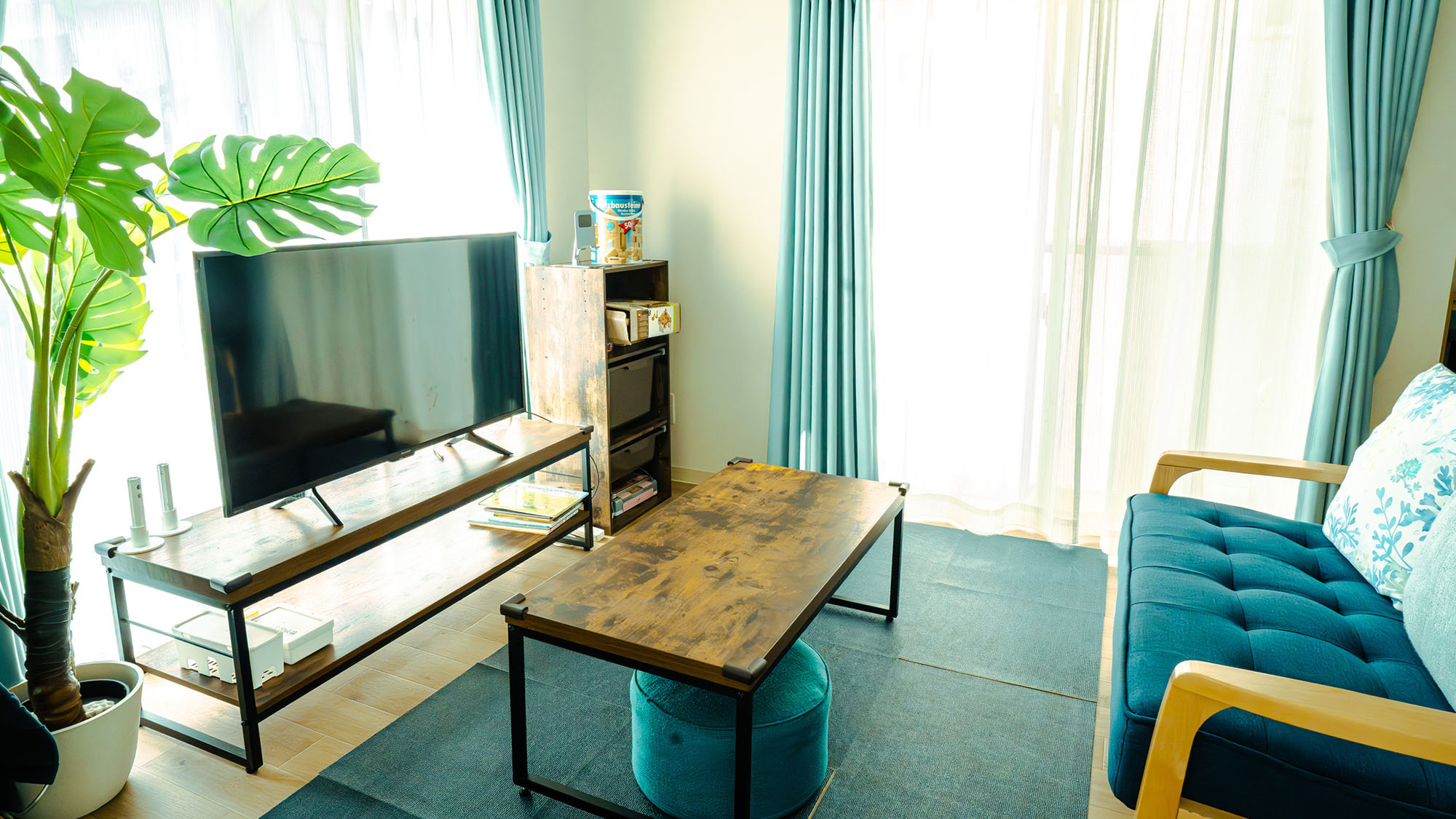 ・【リビング】明るい陽射しが差し込むお部屋。ソファに座ってゆっくりとお寛ぎください