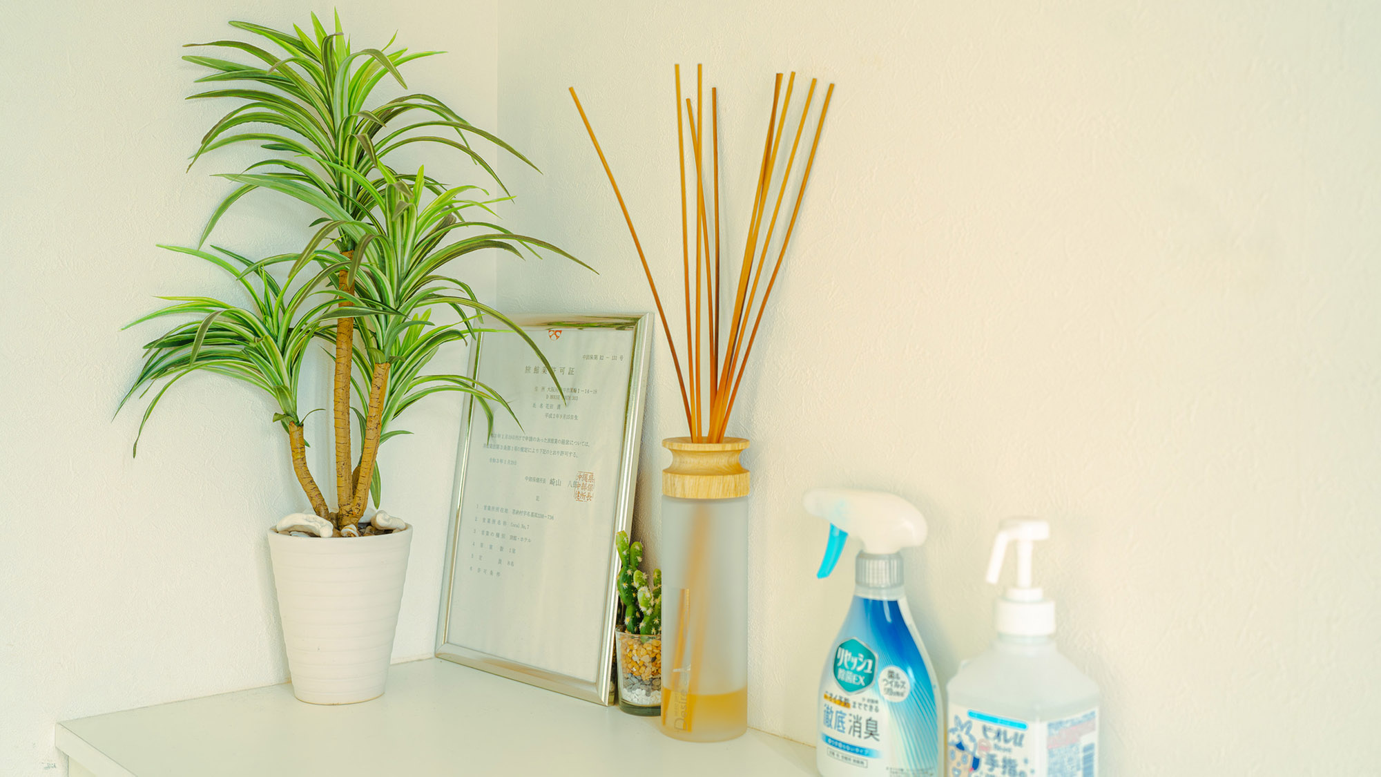 ・【玄関】消毒液やリセッシュを完備。