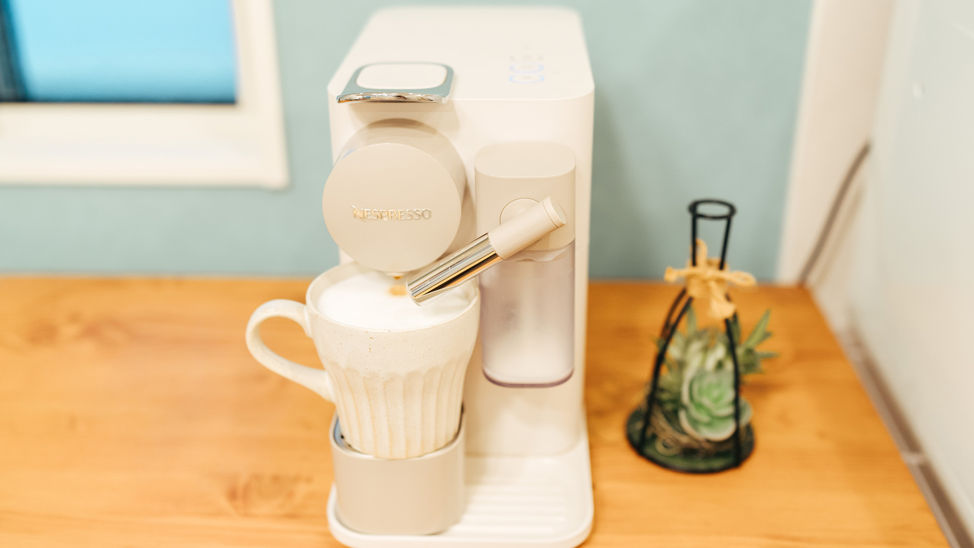 ・【コーヒーマシーン】本格的なコーヒーやカフェラテを楽しむことができます