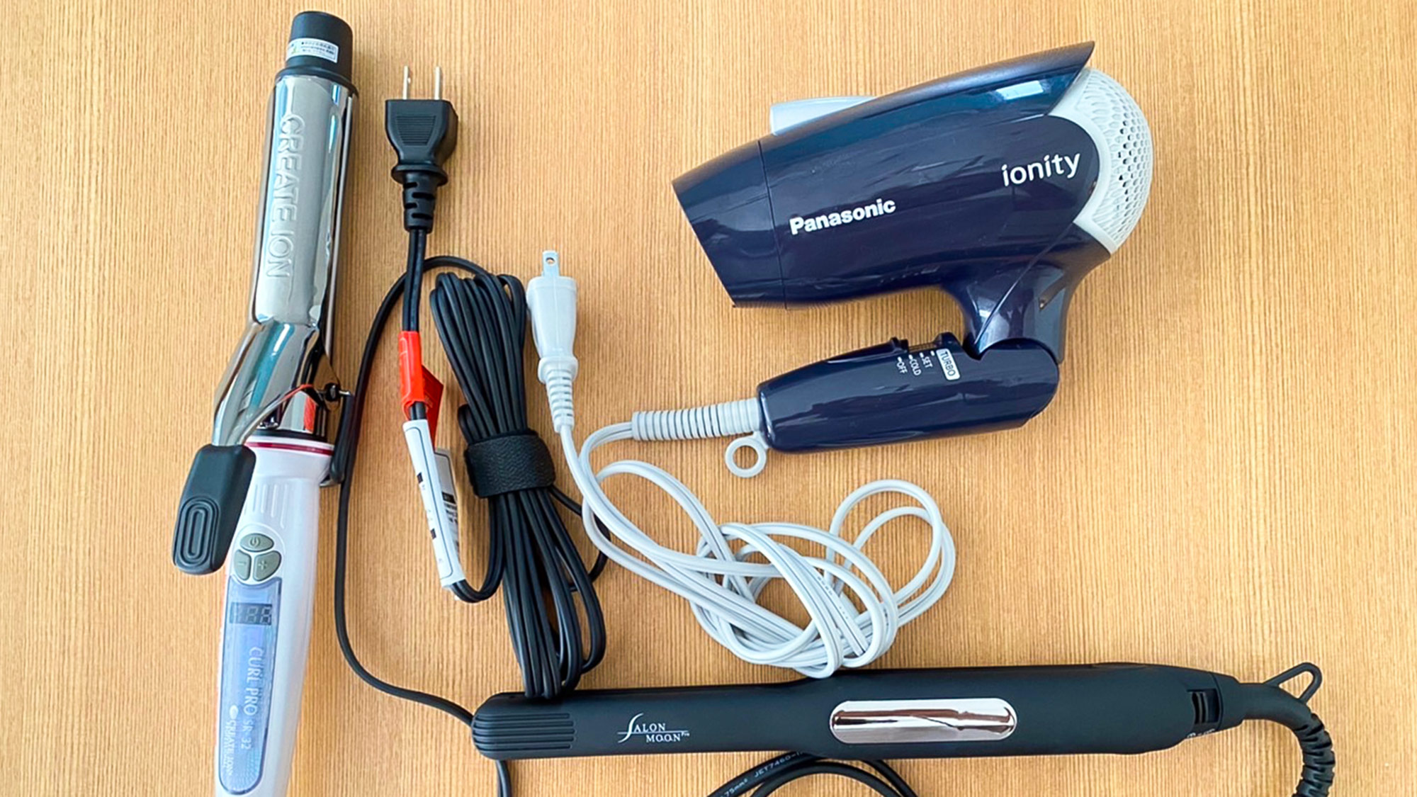 ・【ヘアグッズ】ストレートとカール用のヘアアイロンそれぞれを完備。