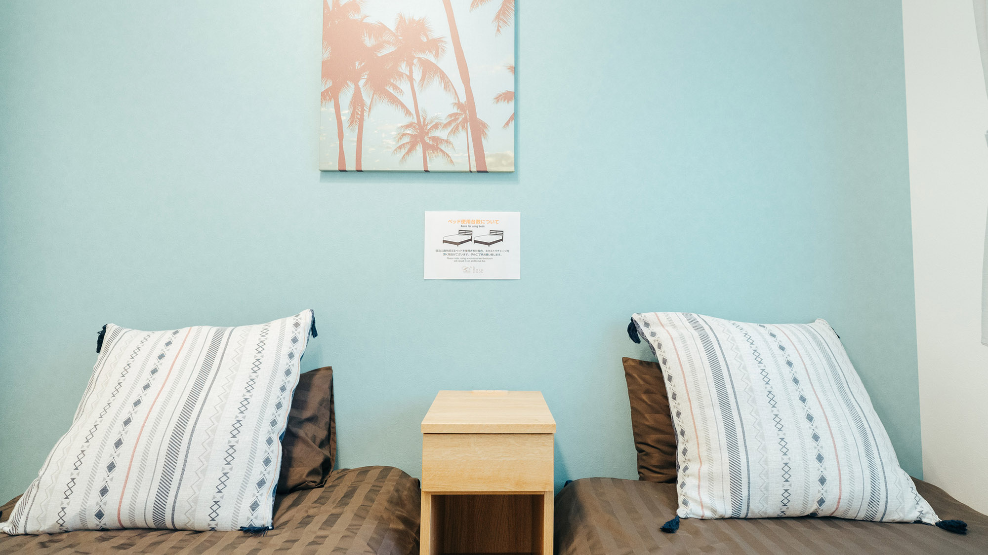 ・【寝室2】シングルベッドが2台のお部屋。ヤシの木のインテリアはお部屋ごとに異なります
