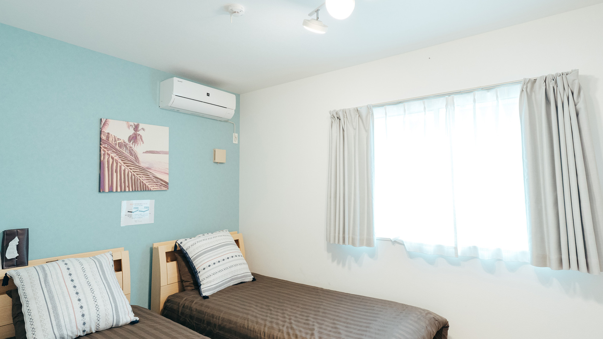 ・【寝室1】シングルベッドが2台のお部屋。窓からは陽の光が差し込み、良い朝を迎えられます