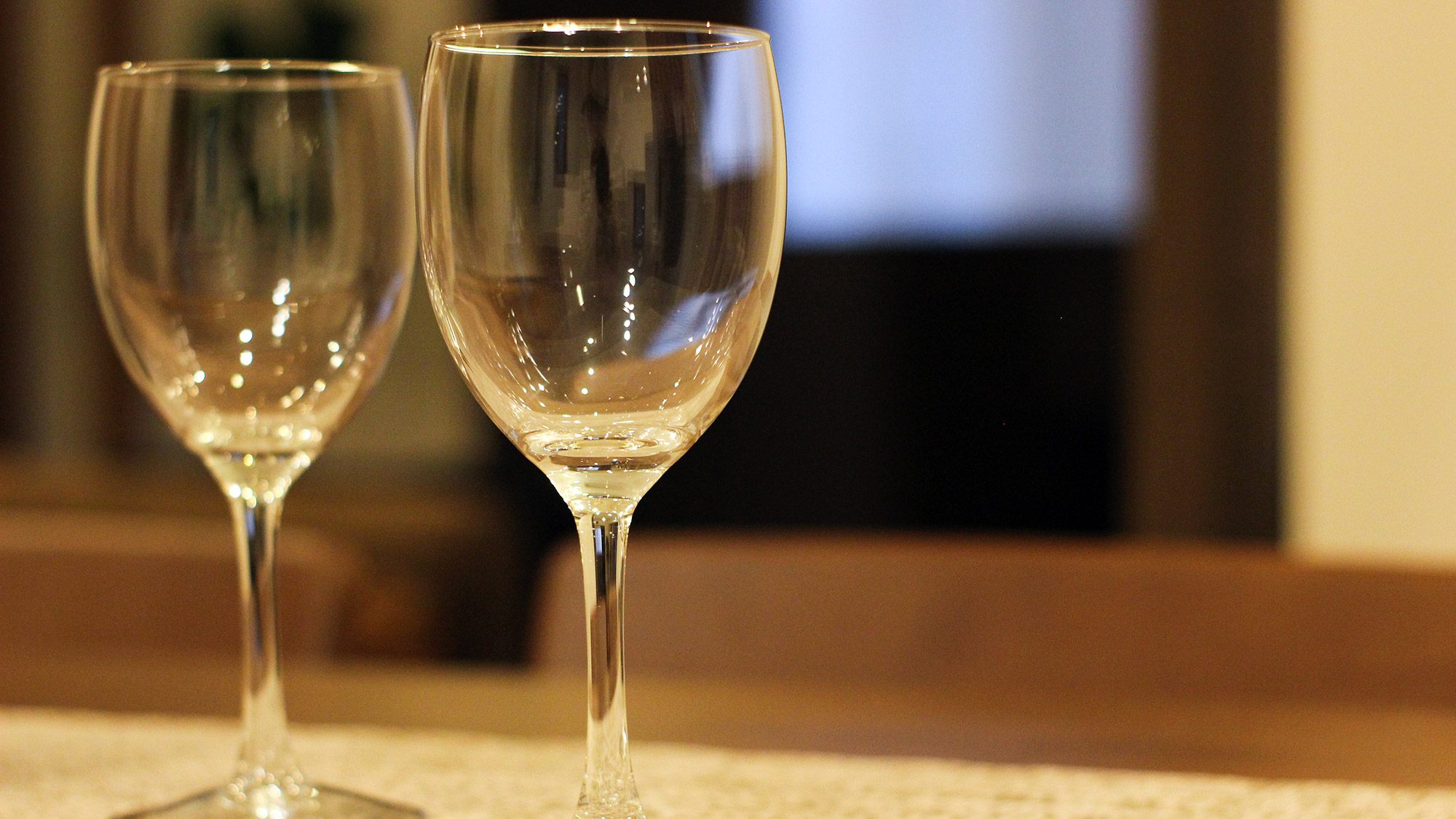 ・【ワイングラス】心地よいひととき、ワイングラスがより美しく彩ります