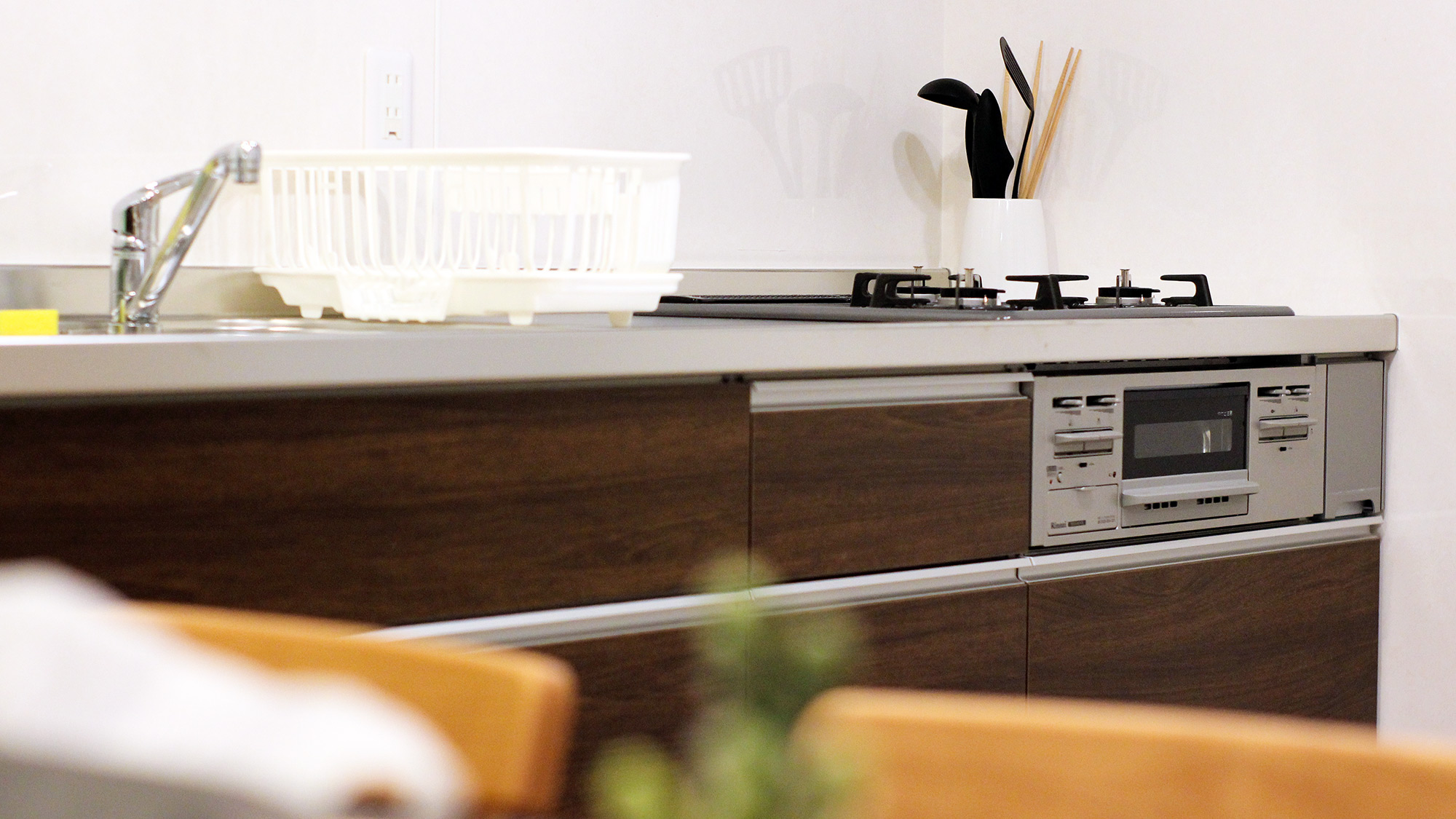 ・【キッチン】テーブル横にキッチンがあるので、準備も後片付けも楽々です