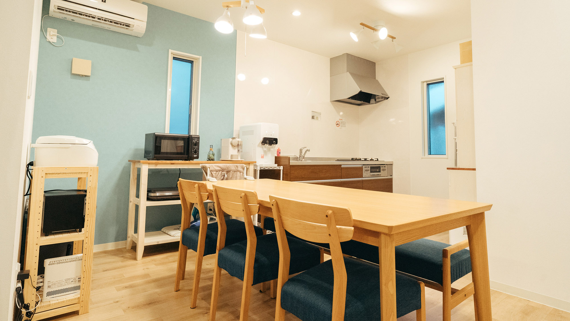 ・【ダイニング】テーブルの下にベンチ椅子を収納。大人数が座れる広々とした空間です