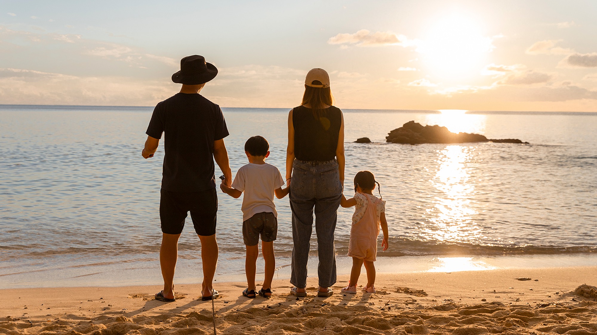 ・【周辺】ゆっくりと海と空を染める夕日の美しさ。時間を忘れ、心癒されるひとときを