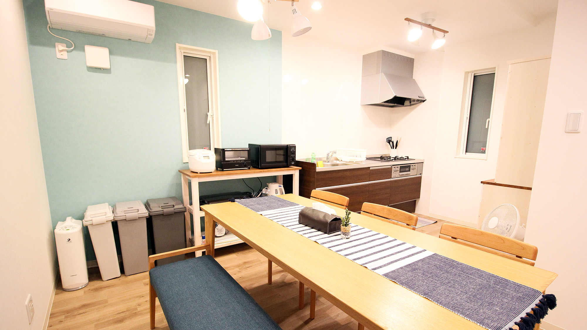 ・【ダイニング】エアコンや扇風機を完備しているので、快適に料理をすることができます