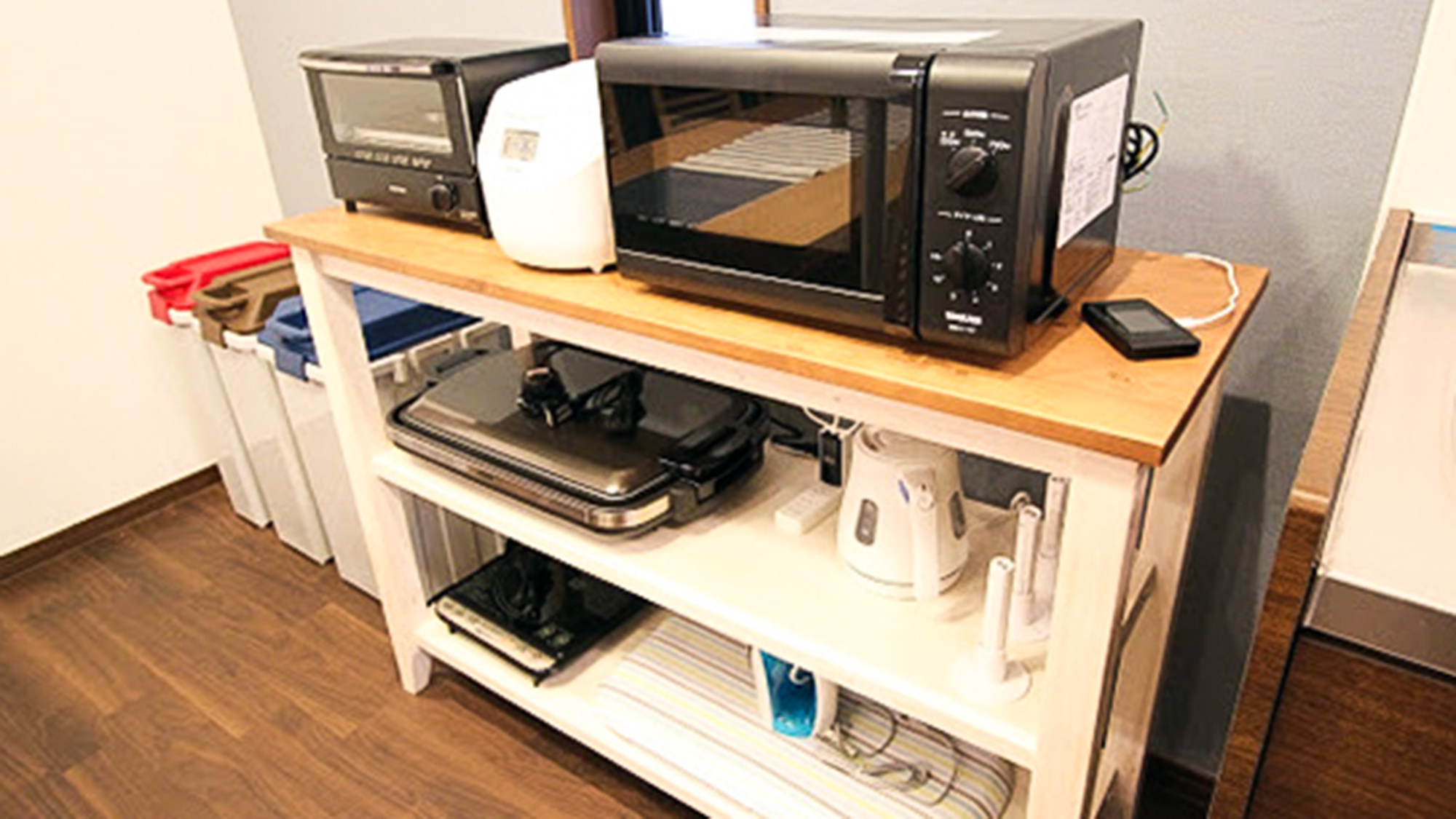 ・【キッチン】シンク横に調理家電とアイロンも収納しております。