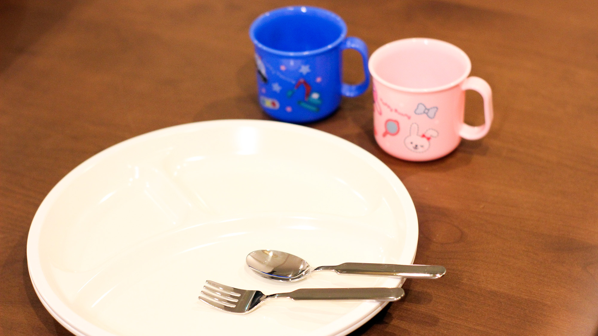・【食器】お子様用の食器やカトラリーを完備しているので、気軽にステイすることができます