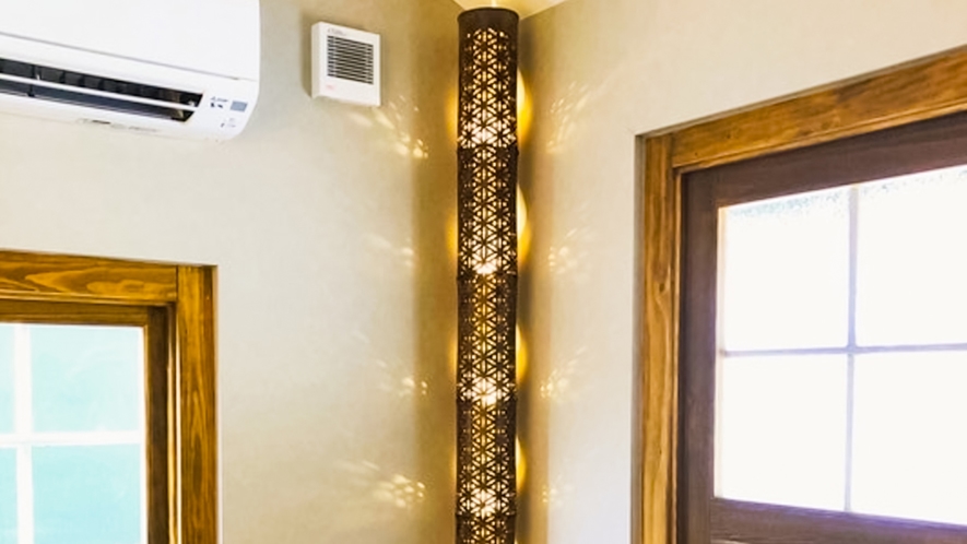 ・【客室一例】竹細工の灯は美しい幾何学模様を壁に映します