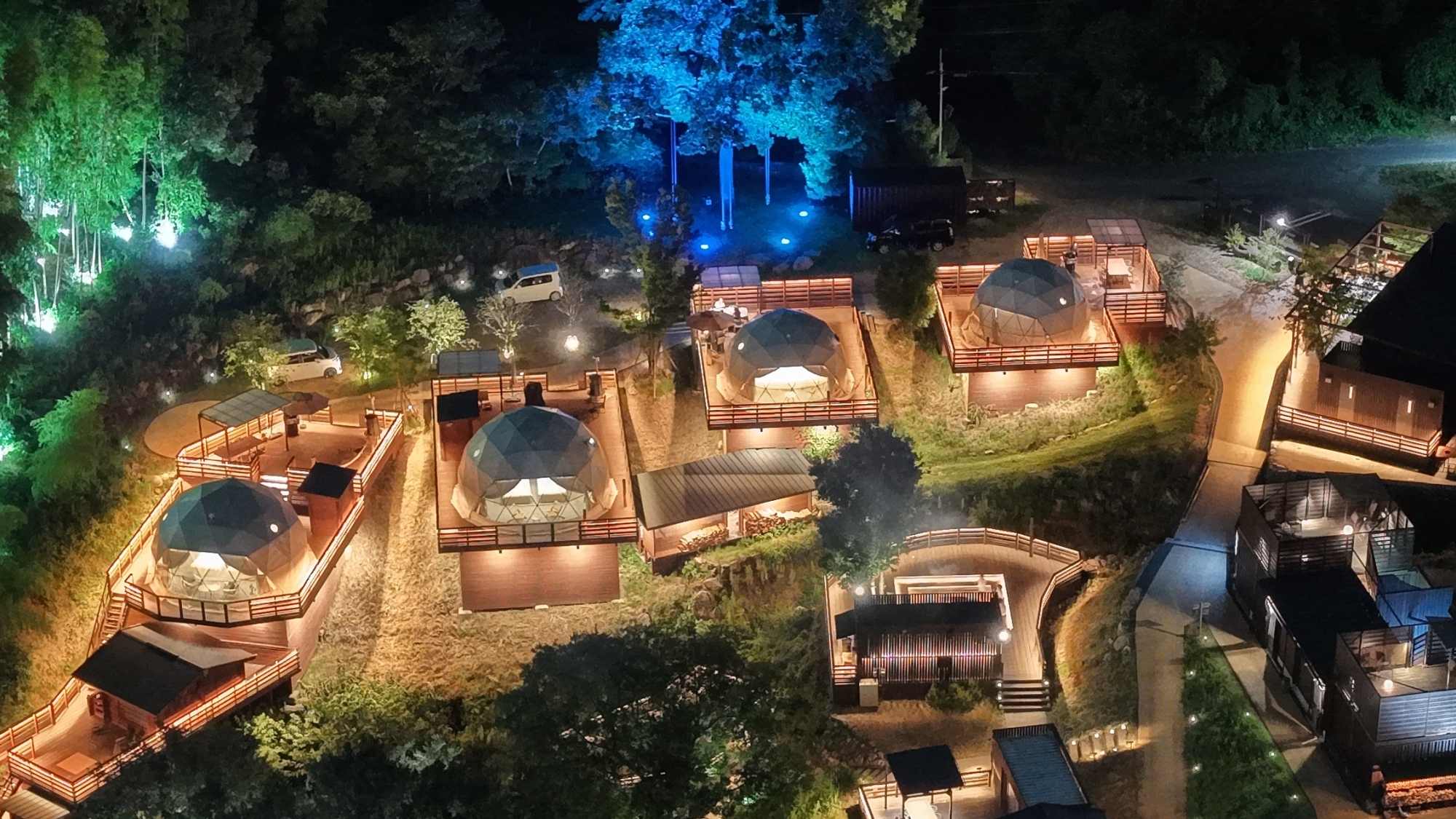 映えるライトアップ　本格シェフのいる　グランピング五感