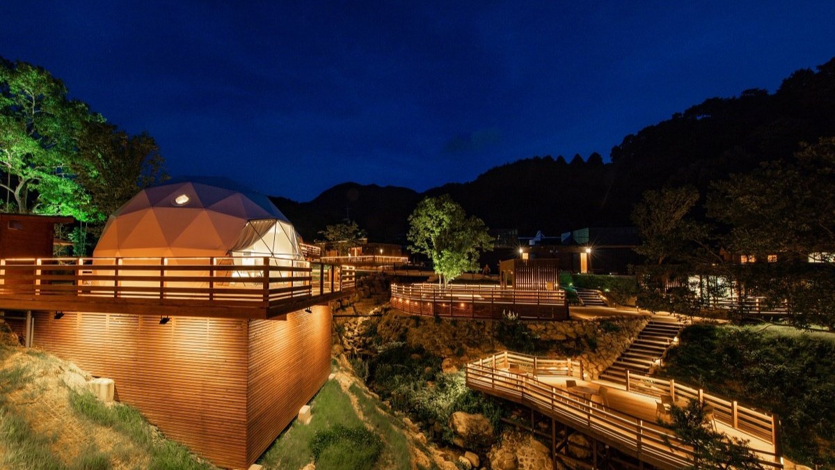空と森の静けさに包まれるグランピングドームから見る夜景は絶景