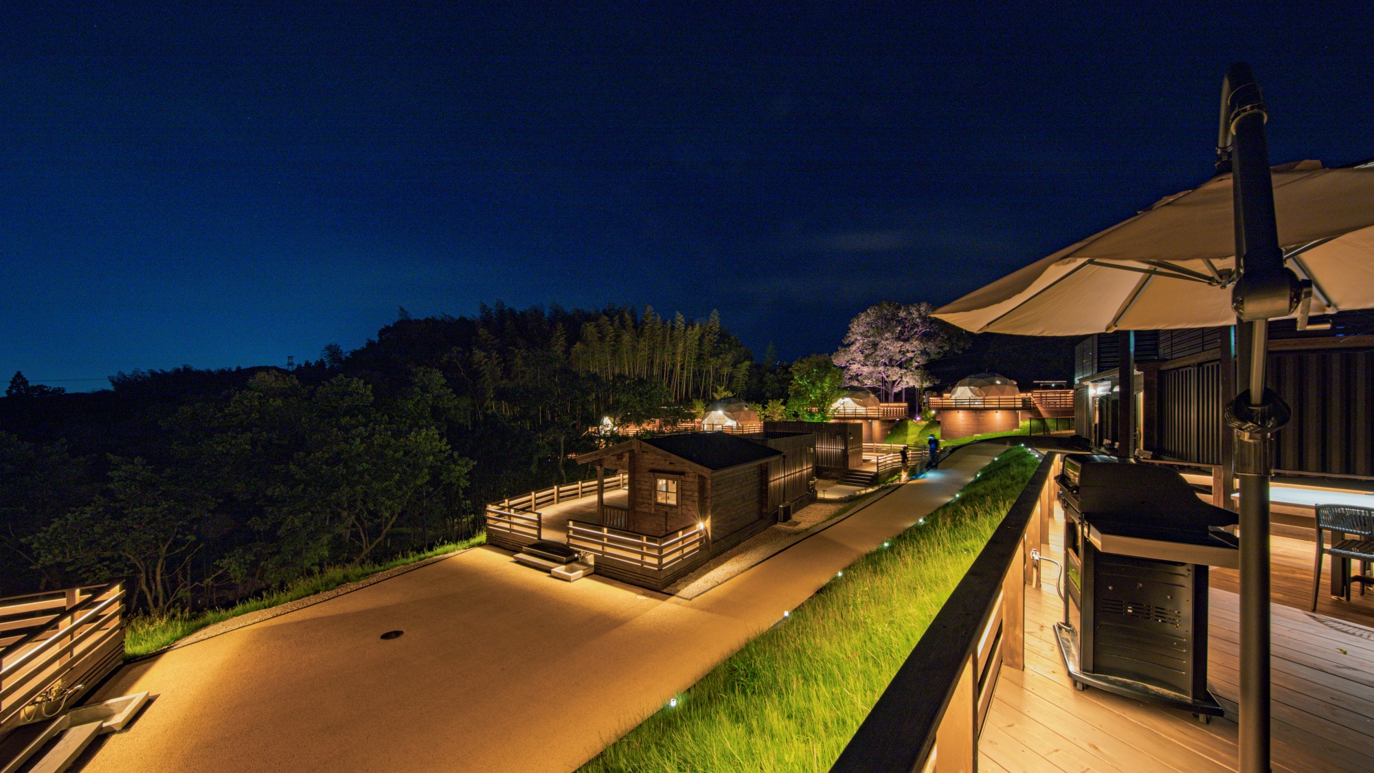 フォレストテラス【ひだまり】【さえずり】【こもれび】デッキ外観夜景