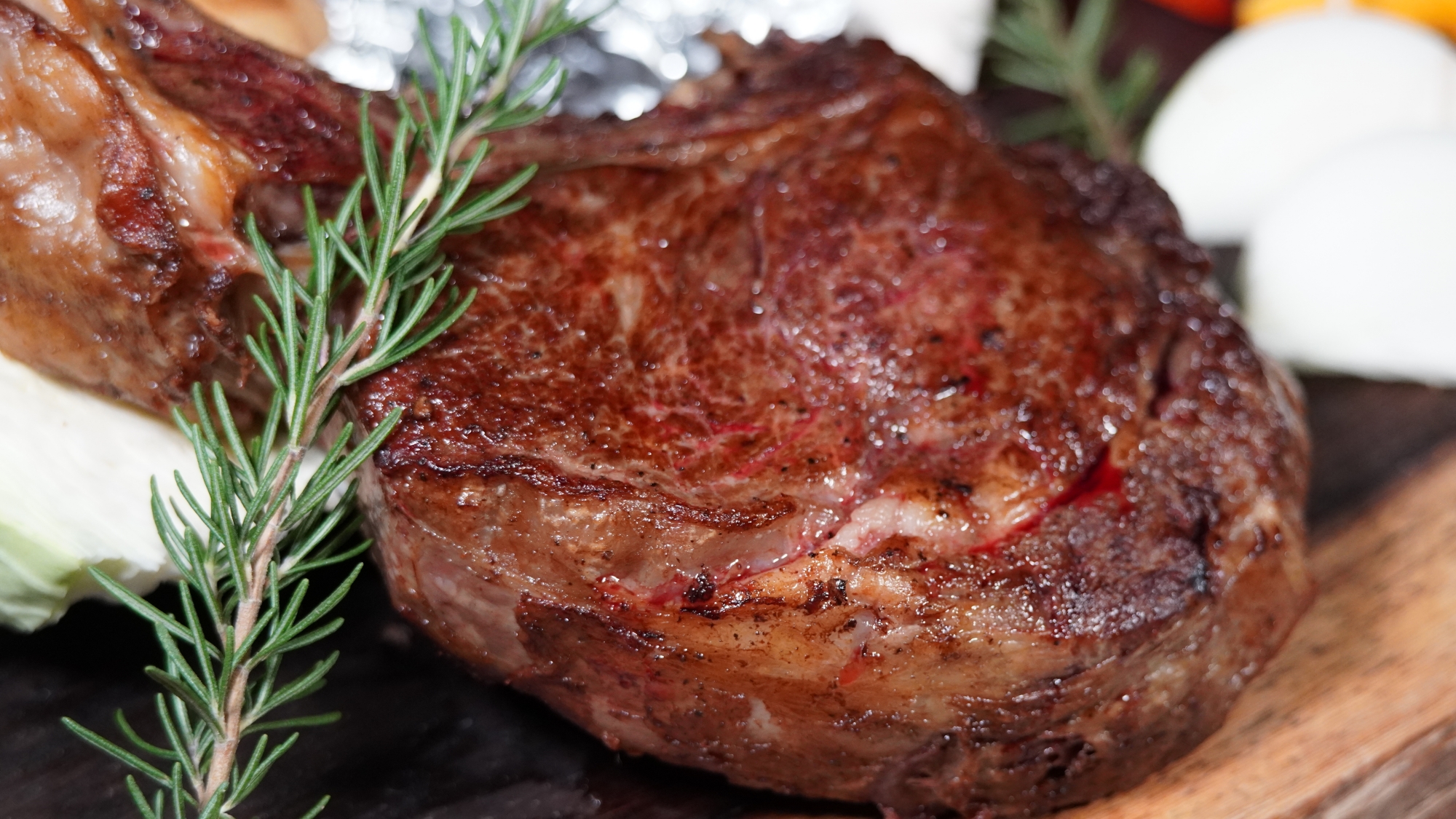 リブロースを骨付きのままカットした「トマホーク」