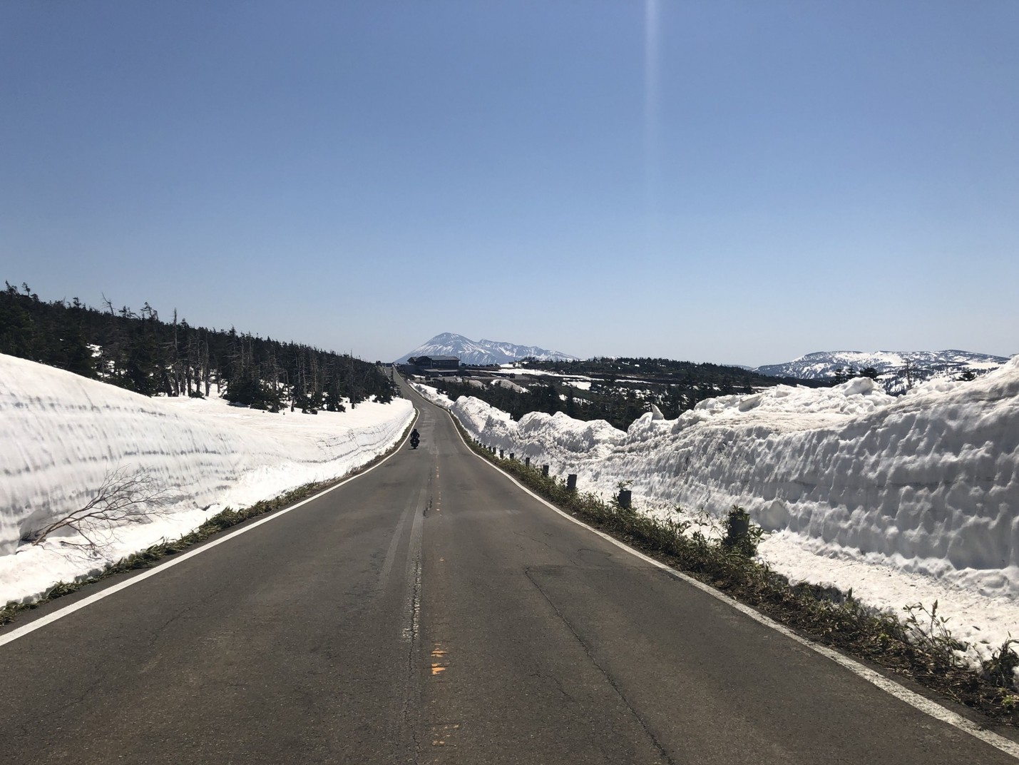 雪壁の中を走る絶景ドライブ「八幡平アスピーテライン 雪の回廊」　≪４月15日開通≫