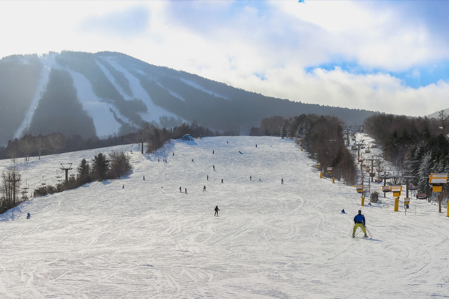 【安比高原スキー場】（車で約35分）上質なパウダースノーと広大で多彩なコース