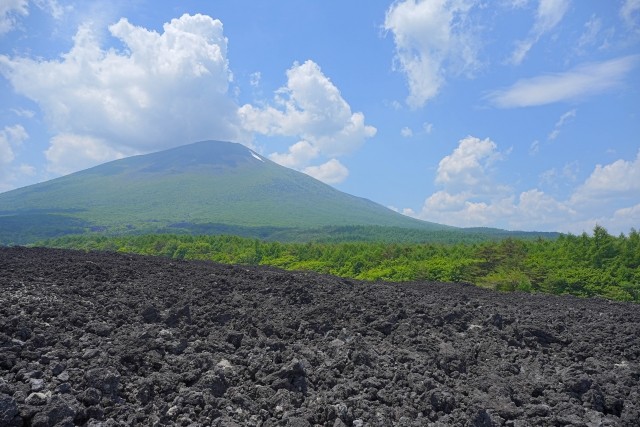 【焼走り熔岩流】（車で約30分）約300年前の噴火で生まれた黒い溶岩が大地を覆う壮大な景観