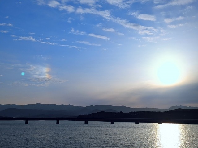 【御所湖】（車で約50分）岩手山を映す穏やかな湖面と四季の彩りが楽しめる眺望と散策に人気の癒しの湖