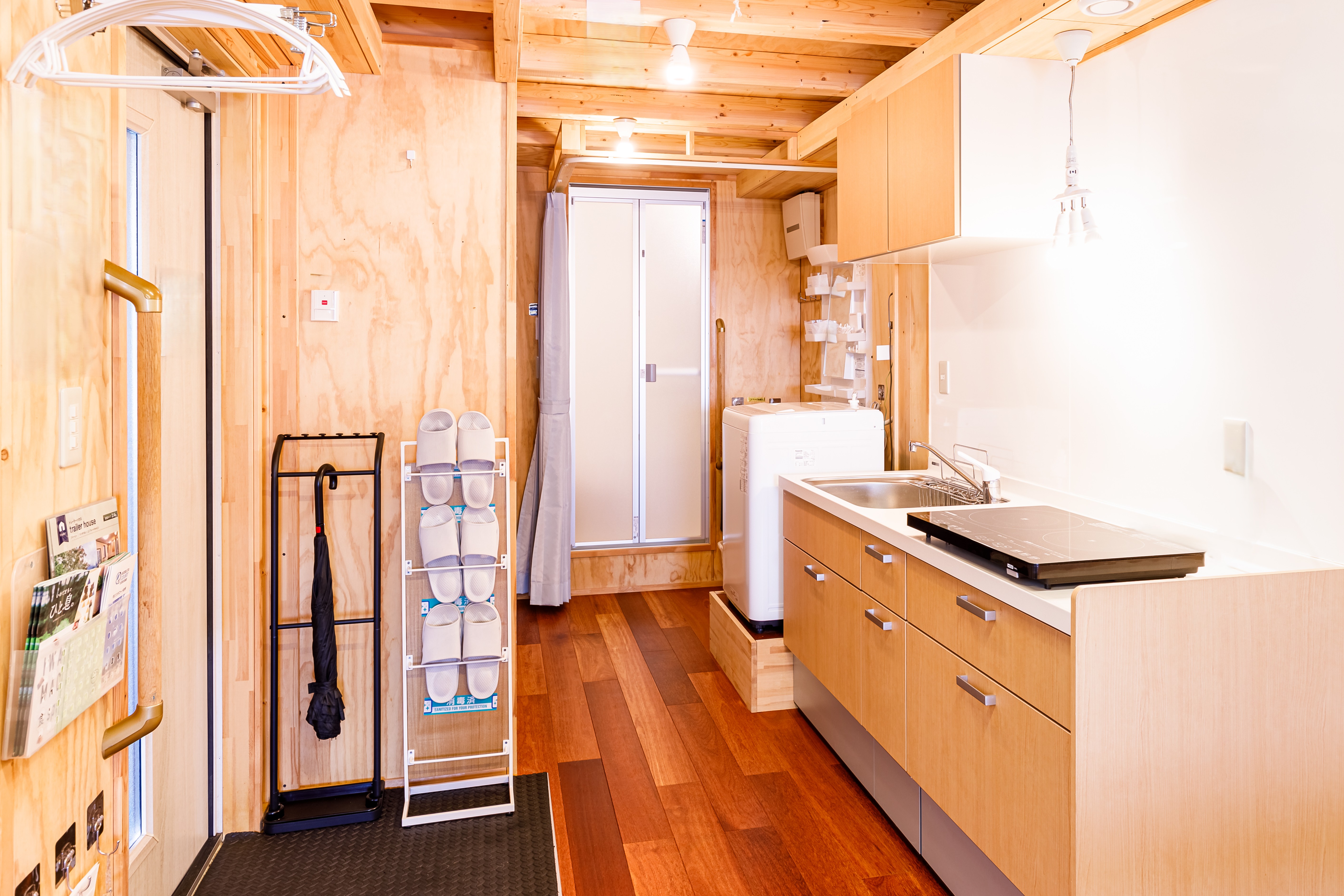 木の温もりあふれる明るい室内に、キッチン・洗濯機・浴室がコンパクトに整った、暮らしやすさを感じる空間