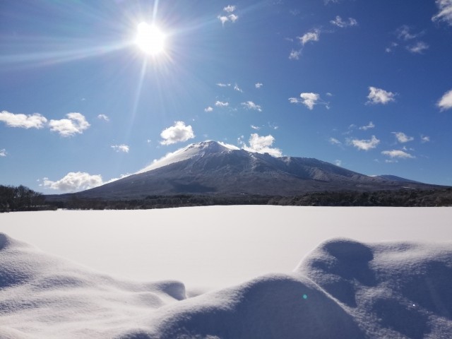 【岩手山】岩手山の冬は、真っ白な雪に包まれた雄大な姿が凛と輝く、北国ならではの絶景