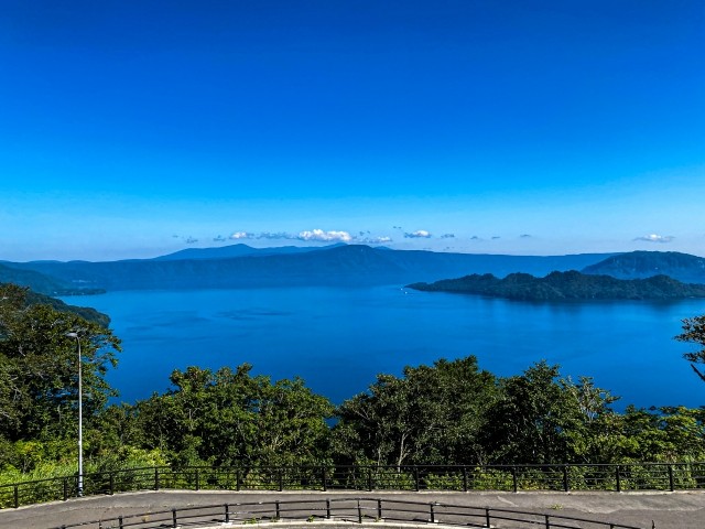 【十和田湖】（車で約20分）深い森と澄みきった青い湖面が神秘的に輝く、東北を代表する絶景