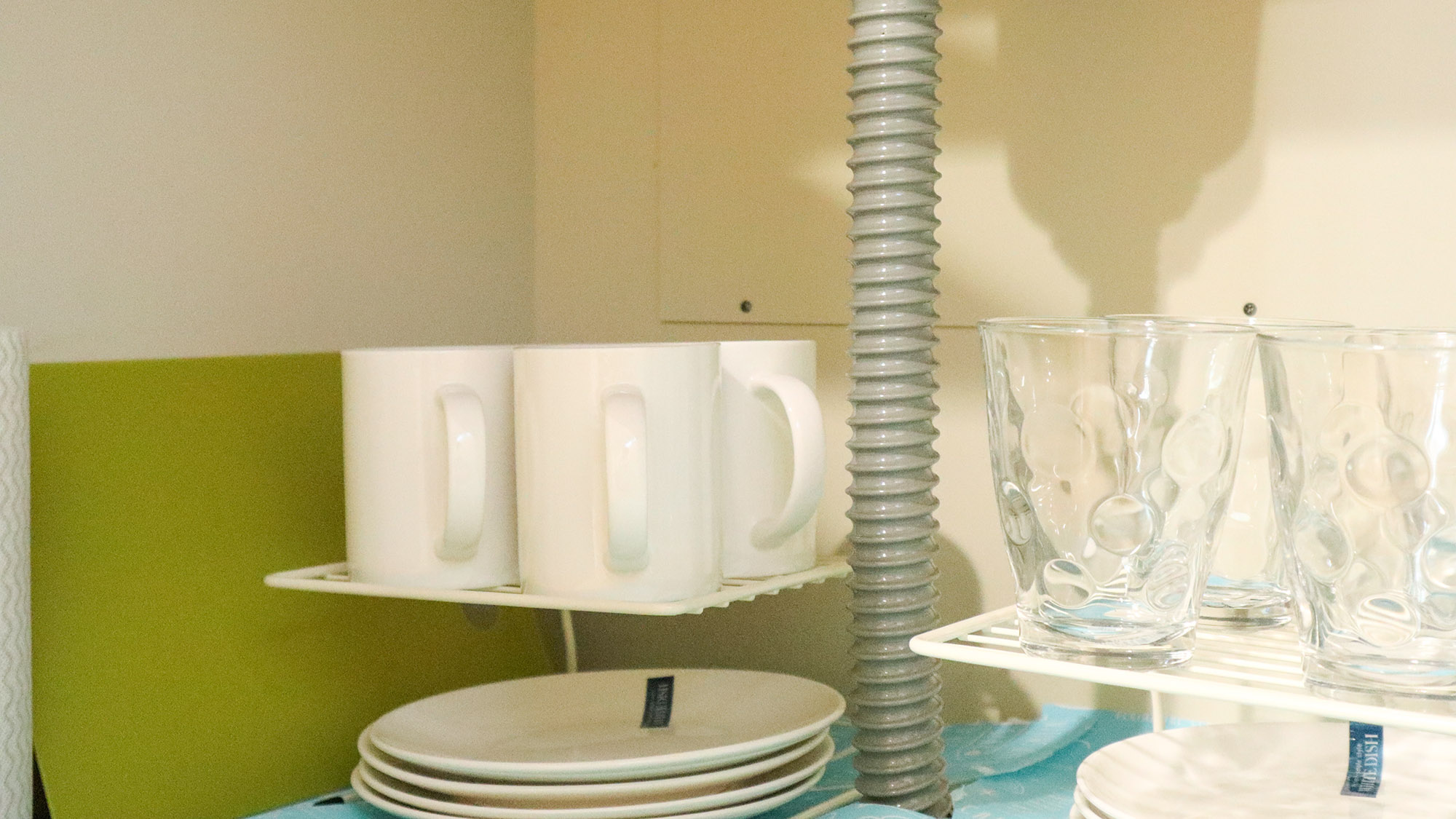 ・【キッチン】コップやカップ、お皿等の食器類は人数分ご用意しております