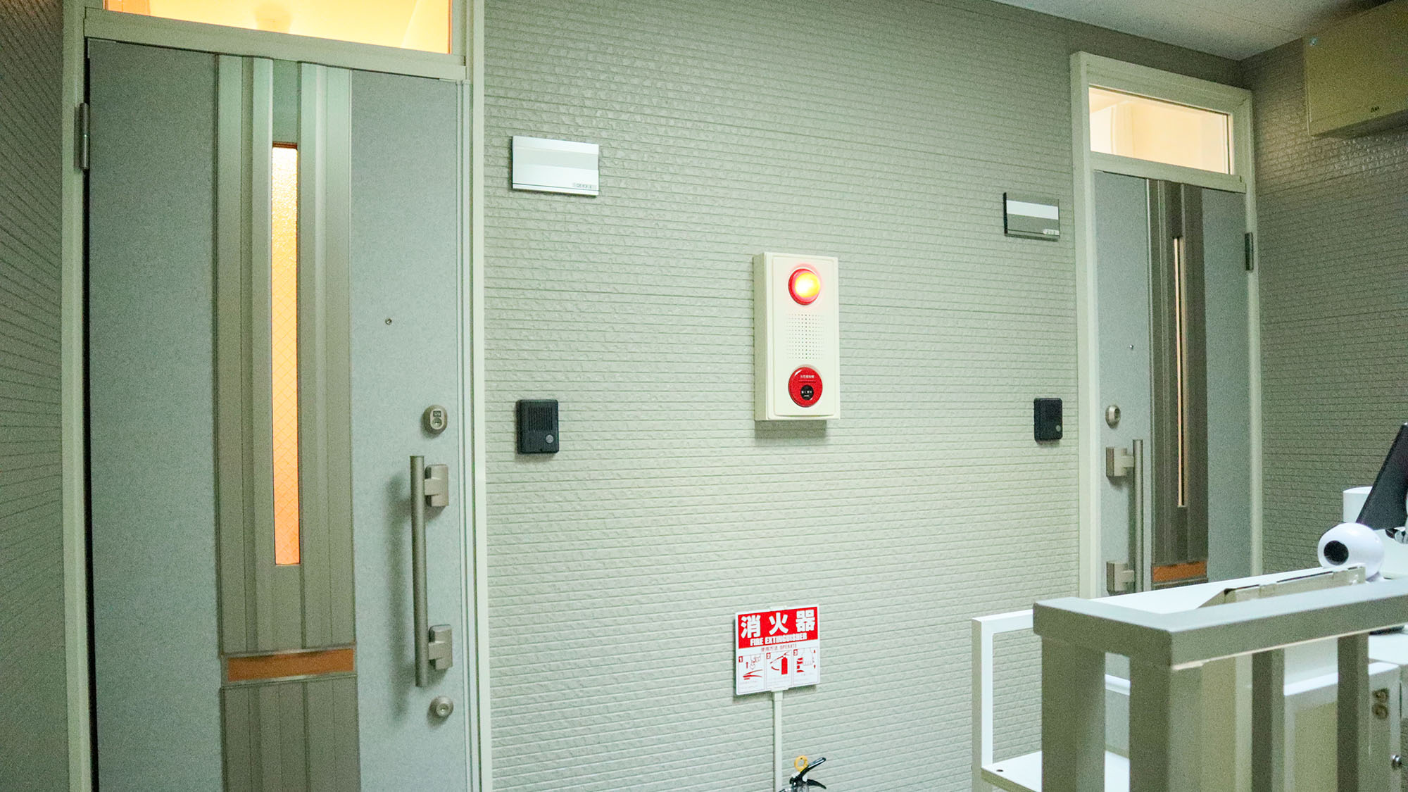 ・【玄関】建物2階にあるお部屋。1LDKのコンパクトサイズながらサウナを備えたユニークな造り