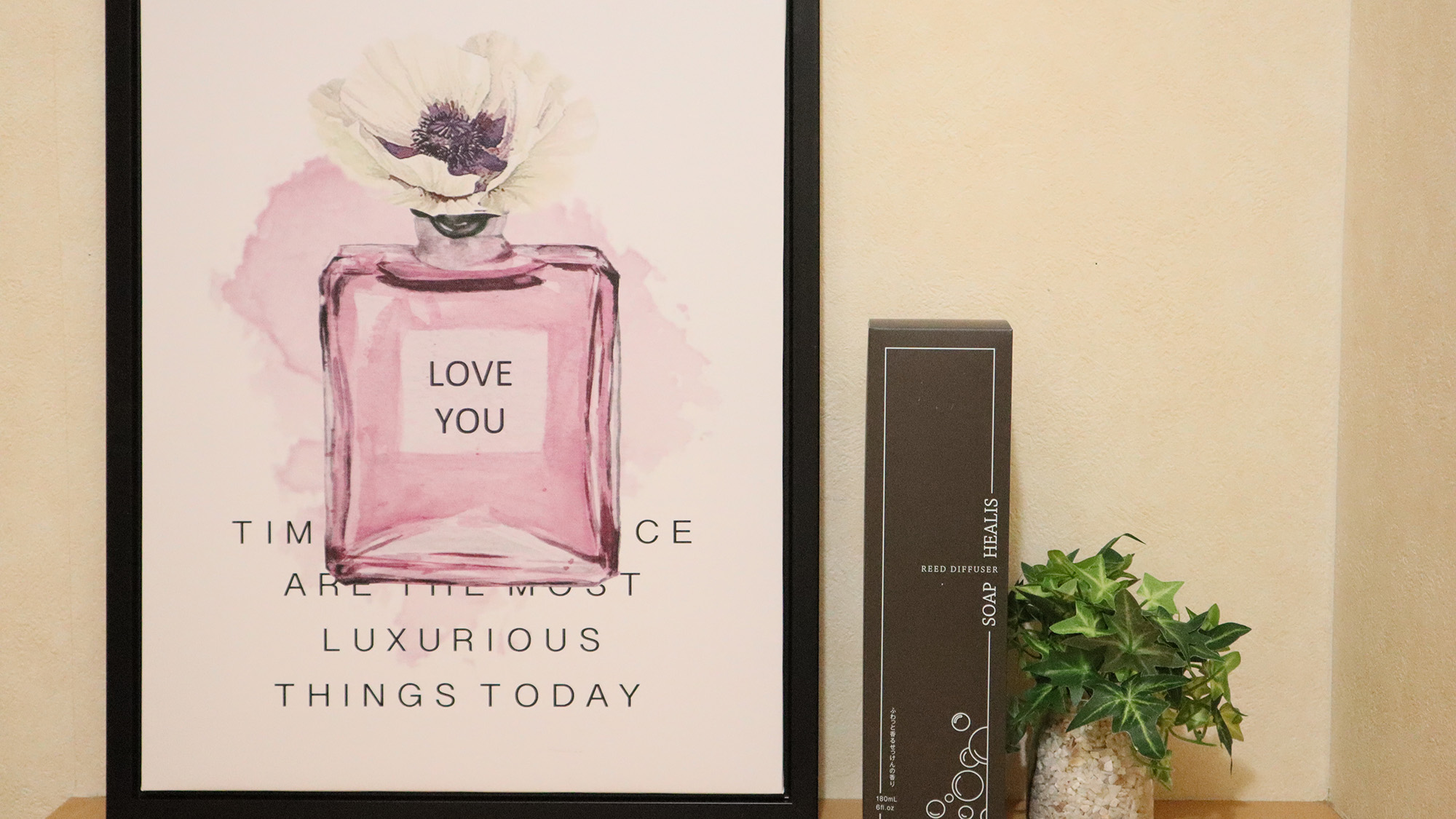 ・【玄関】ポスターと観葉植物が無機質になりがちな空間のアクセントに