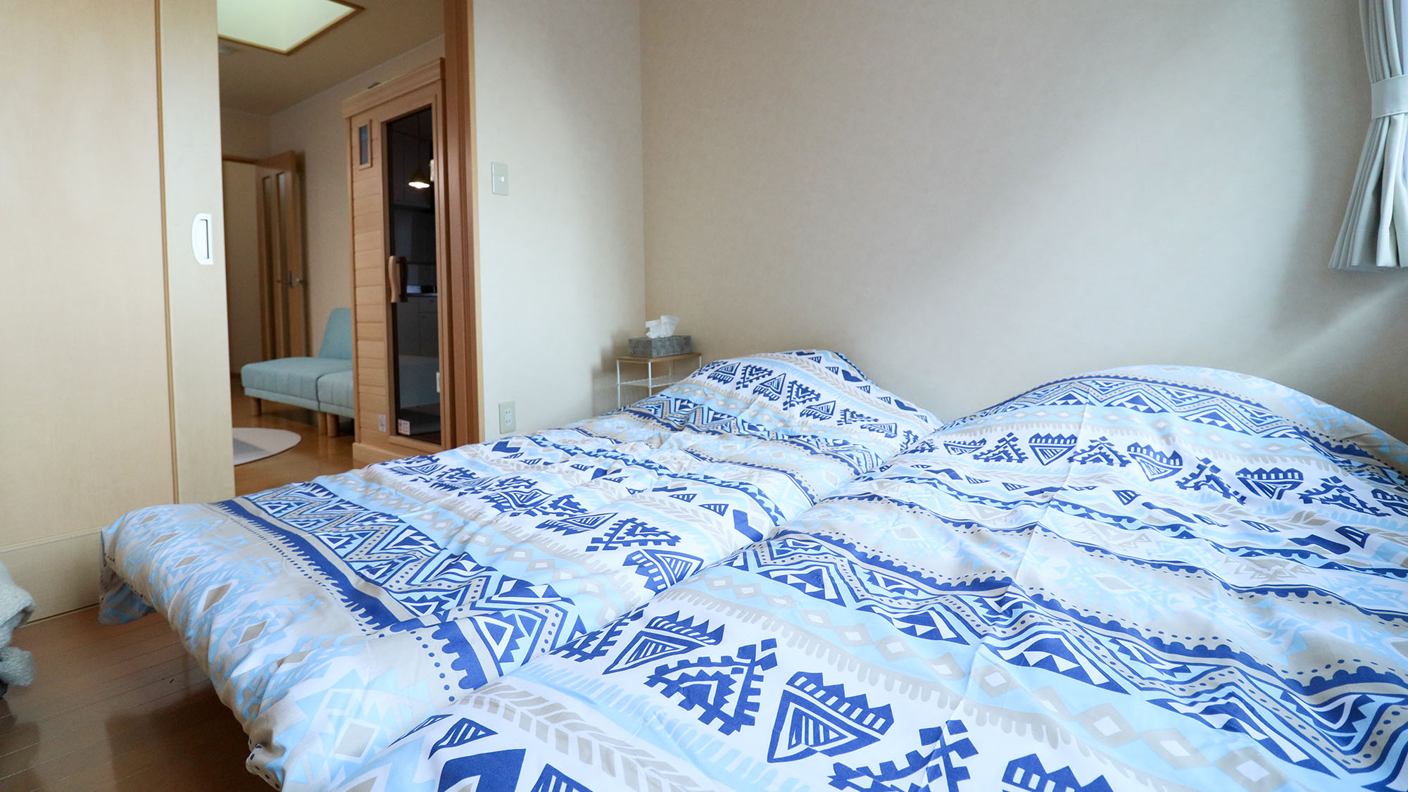 ・【寝室】シングルベッド2台と布団1組をご用意。リビングのソファーはソファーベッドとして利用可