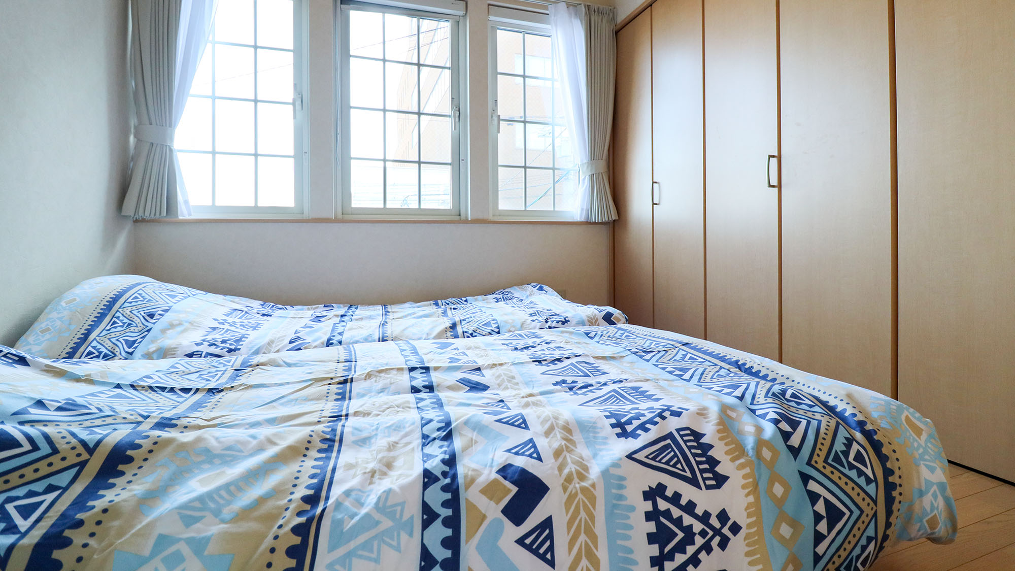 ・【寝室】ベッドの横には大きな窓。明るい日差しで、心地よい朝を迎えられます