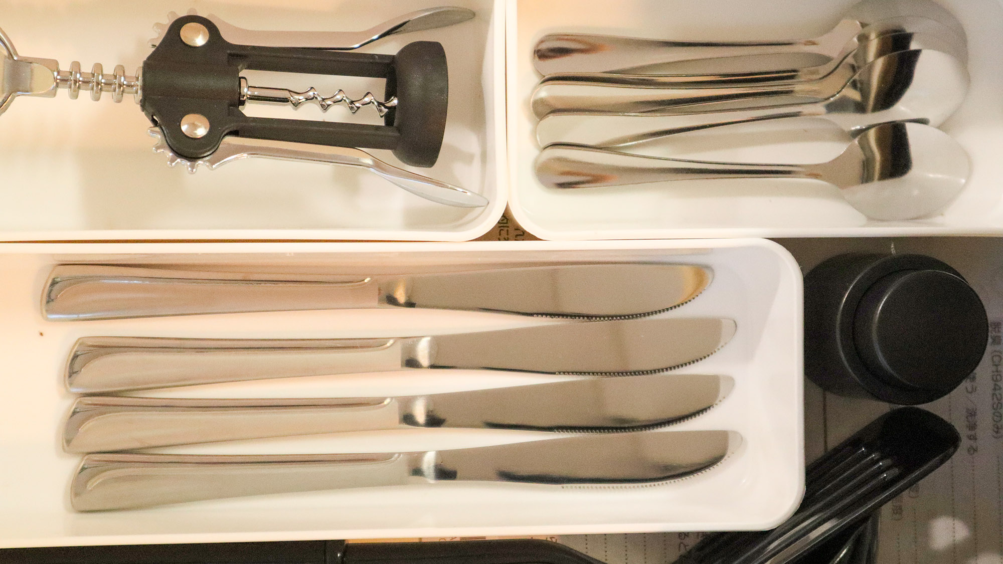 ・【キッチン】キッチンツールや栓抜きを完備。人数分のカトラリーもご用意しております